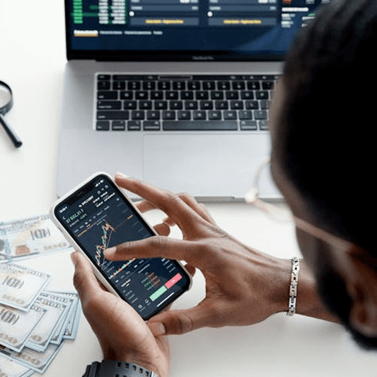 Bitnote Luxmora - Équipe d'experts en crypto-monnaies